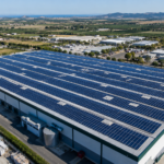Capannone industriale con impianto fotovoltaico sul tetto, esempio di investimento ZES Unica per PMI del Mezzogiorno.