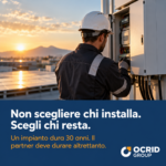 Operaio a lavoro su quadro elettrico con sfondo Napoli e Vesuvio