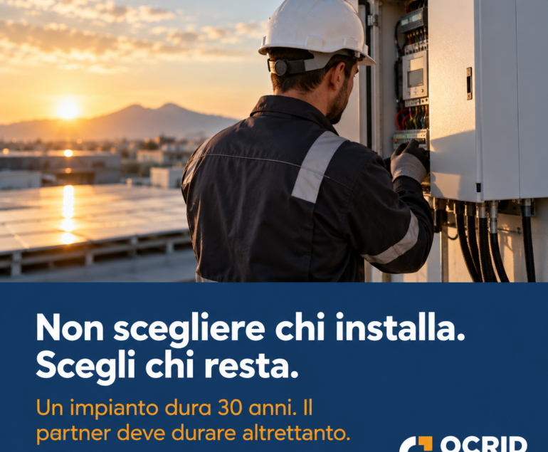 Operaio a lavoro su quadro elettrico con sfondo Napoli e Vesuvio