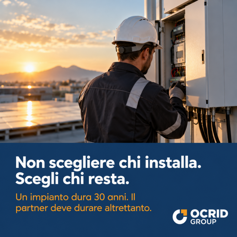 Operaio a lavoro su quadro elettrico con sfondo Napoli e Vesuvio